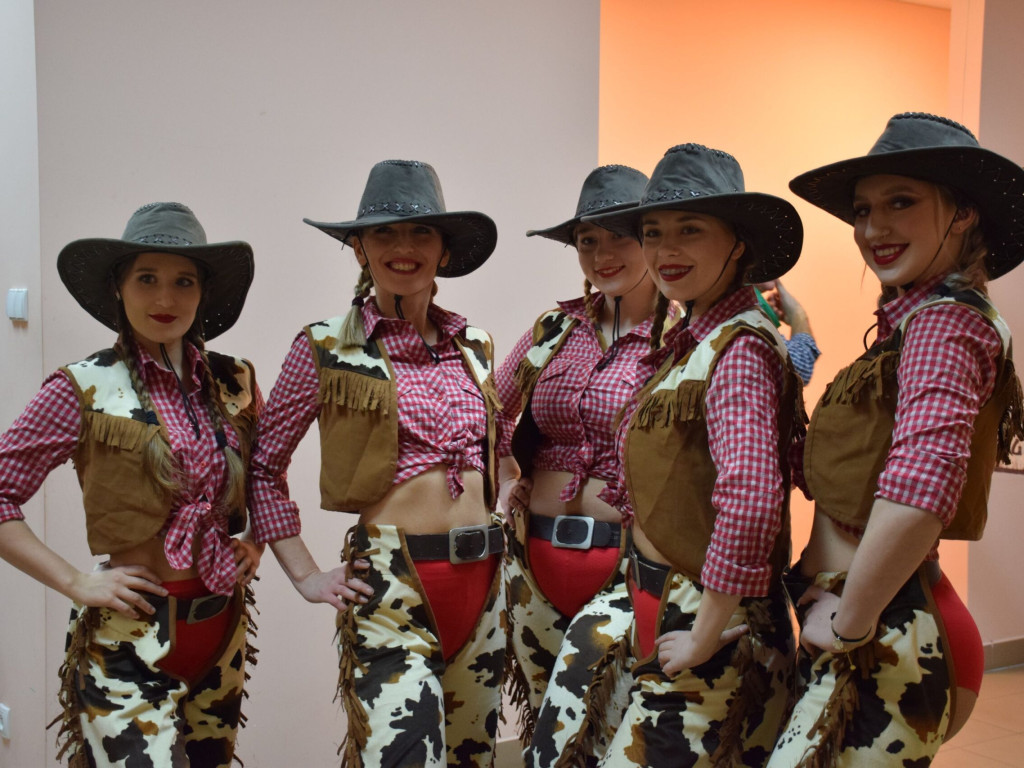 Stu seniorów bawiło się w stylu country. W Maniowie było jak na Dzikim Zachodzie