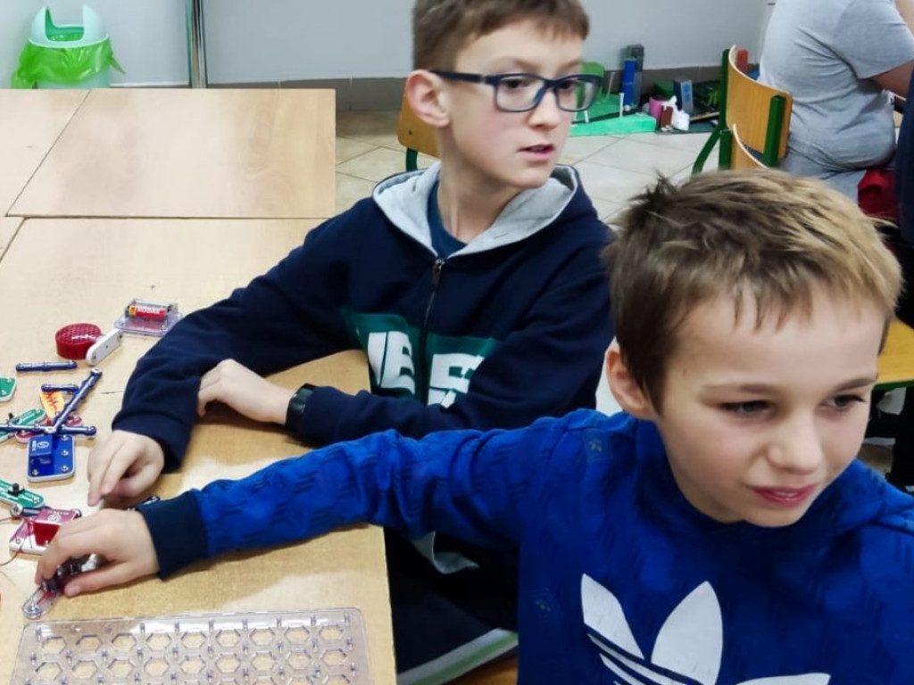 Dzieci w Kotli z elektryką za pan brat