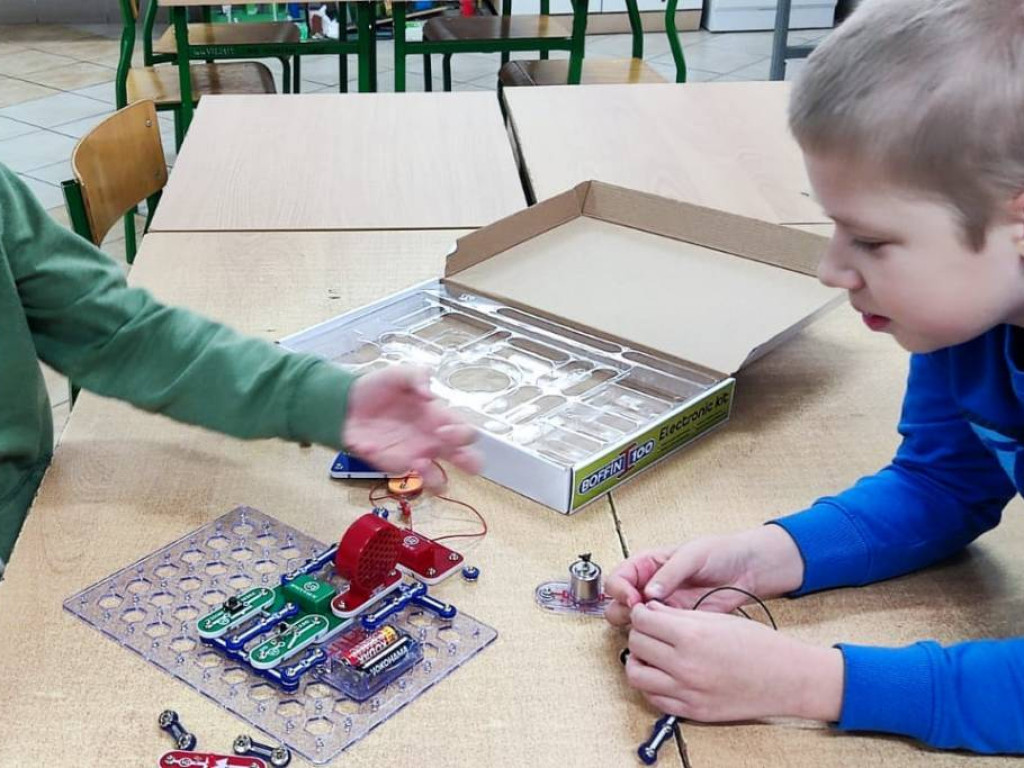 Dzieci w Kotli z elektryką za pan brat