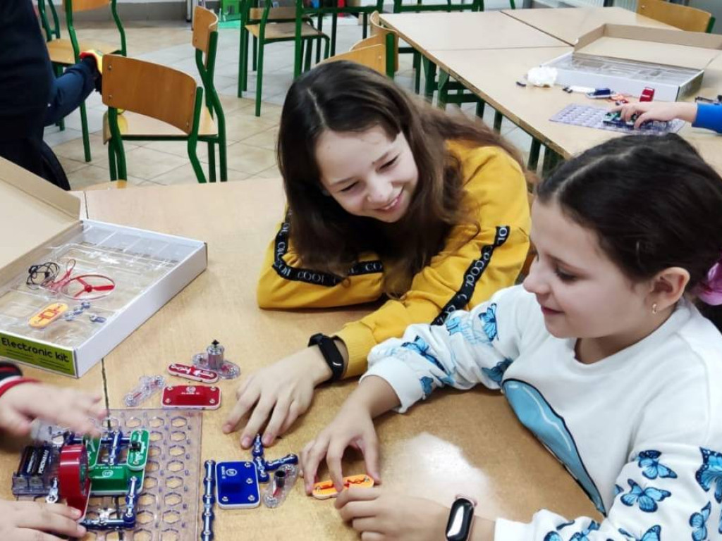 Dzieci w Kotli z elektryką za pan brat