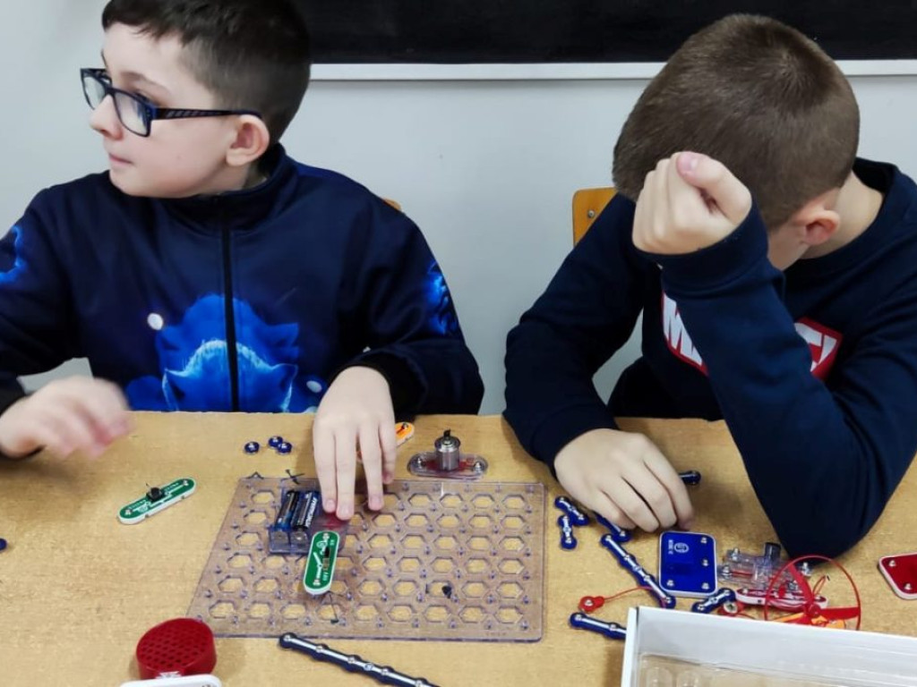 Dzieci w Kotli z elektryką za pan brat