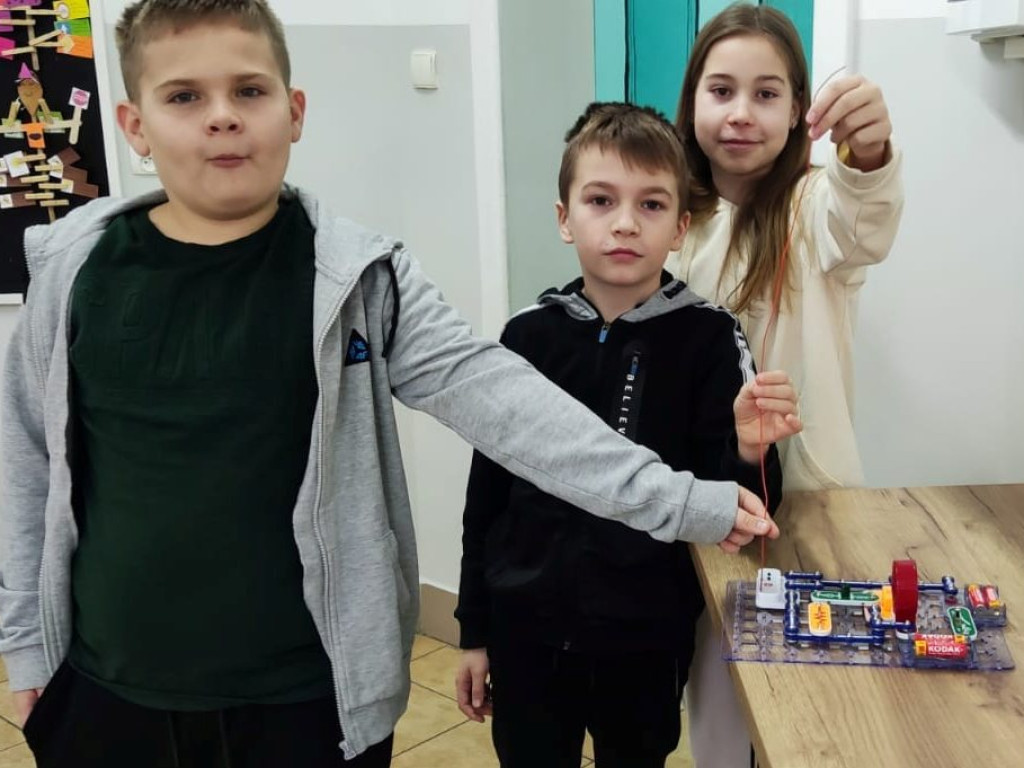 Dzieci w Kotli z elektryką za pan brat