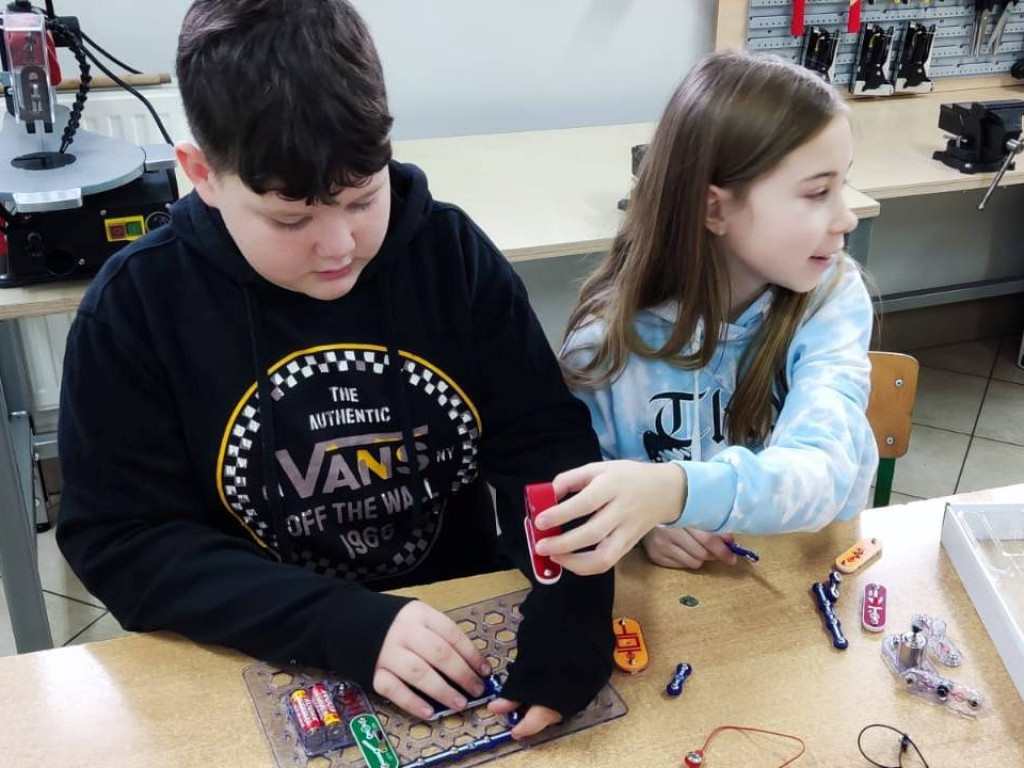 Dzieci w Kotli z elektryką za pan brat