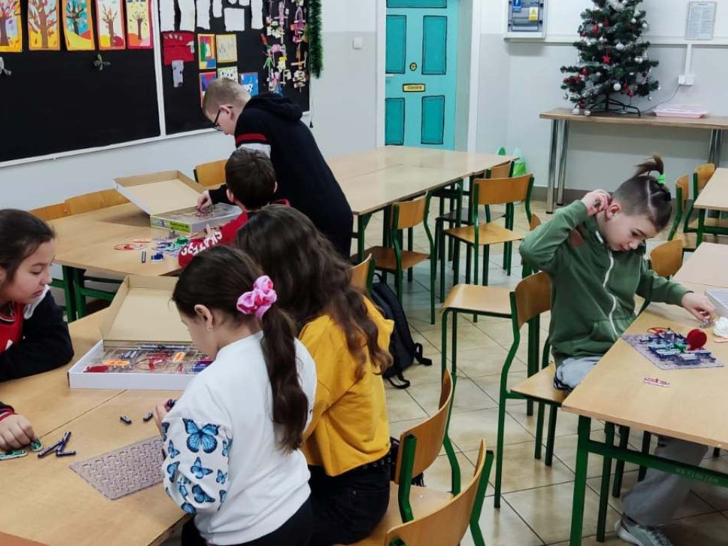 Dzieci w Kotli z elektryką za pan brat