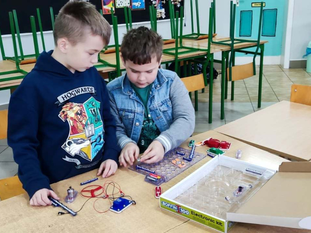 Dzieci w Kotli z elektryką za pan brat