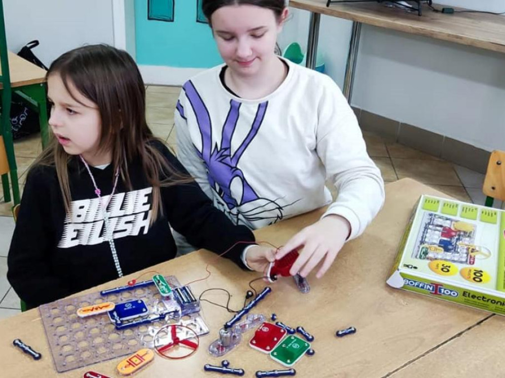 Dzieci w Kotli z elektryką za pan brat