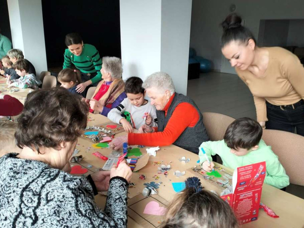 Walentynkowe okienka połączyły pokolenia! Seniorzy i przedszkolaki z Rzeczycy chwalą się wspólnymi dziełami!