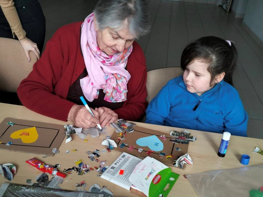 Walentynkowe okienka połączyły pokolenia! Seniorzy i przedszkolaki z Rzeczycy chwalą się wspólnymi dziełami!