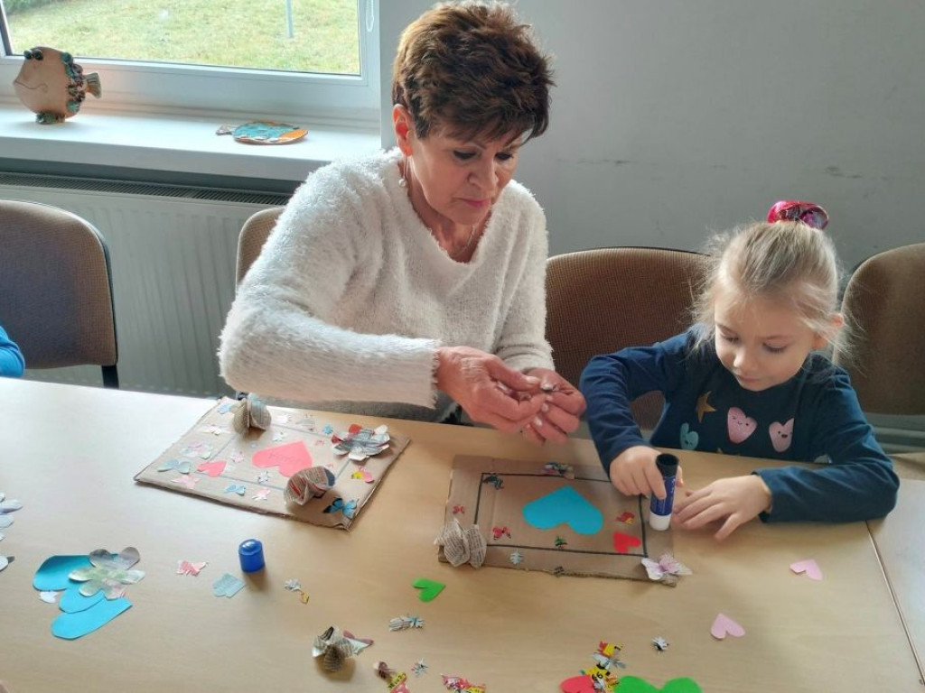 Walentynkowe okienka połączyły pokolenia! Seniorzy i przedszkolaki z Rzeczycy chwalą się wspólnymi dziełami!