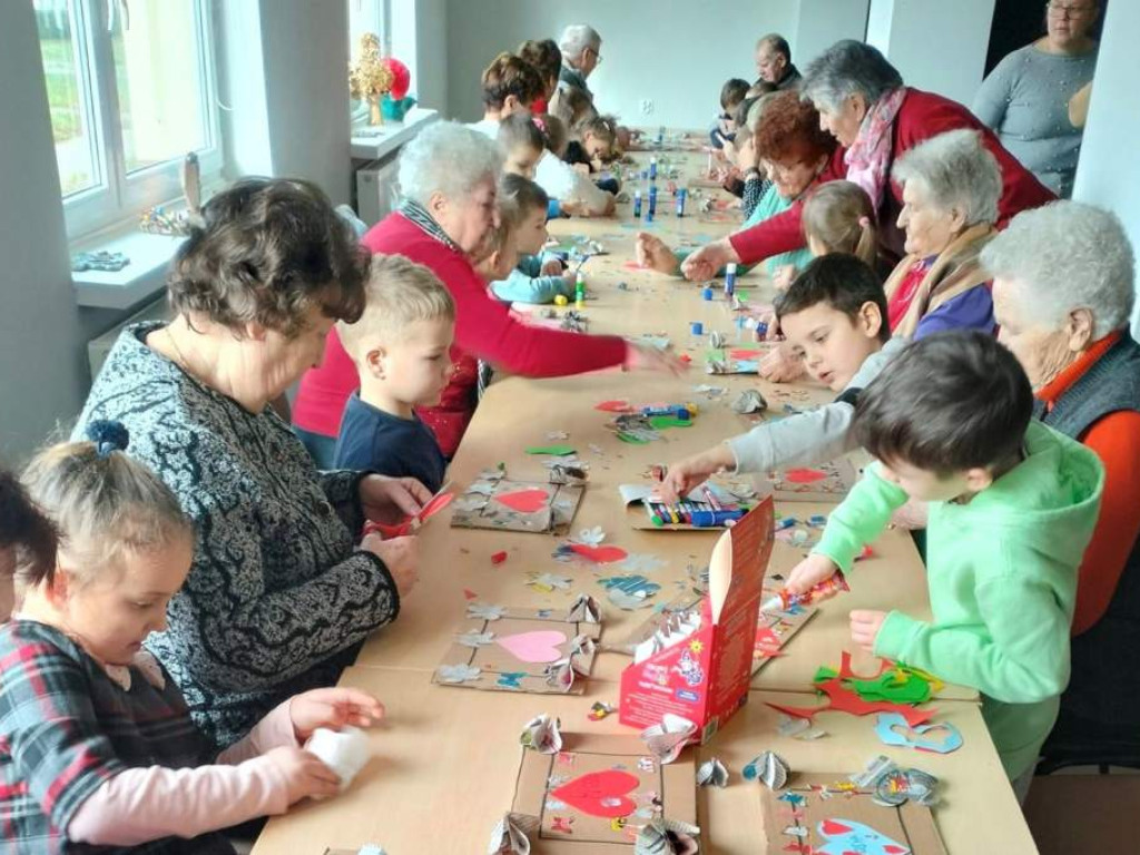 Walentynkowe okienka połączyły pokolenia! Seniorzy i przedszkolaki z Rzeczycy chwalą się wspólnymi dziełami!