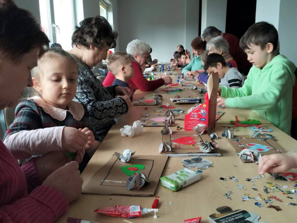 Walentynkowe okienka połączyły pokolenia! Seniorzy i przedszkolaki z Rzeczycy chwalą się wspólnymi dziełami!