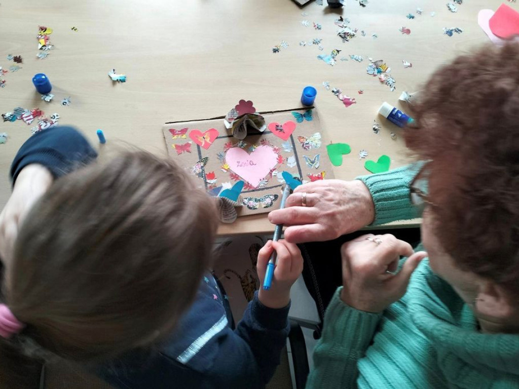 Walentynkowe okienka połączyły pokolenia! Seniorzy i przedszkolaki z Rzeczycy chwalą się wspólnymi dziełami!