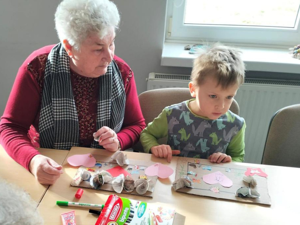 Walentynkowe okienka połączyły pokolenia! Seniorzy i przedszkolaki z Rzeczycy chwalą się wspólnymi dziełami!