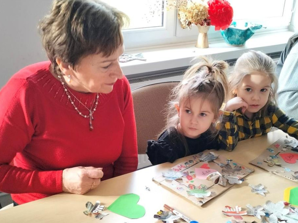 Walentynkowe okienka połączyły pokolenia! Seniorzy i przedszkolaki z Rzeczycy chwalą się wspólnymi dziełami!