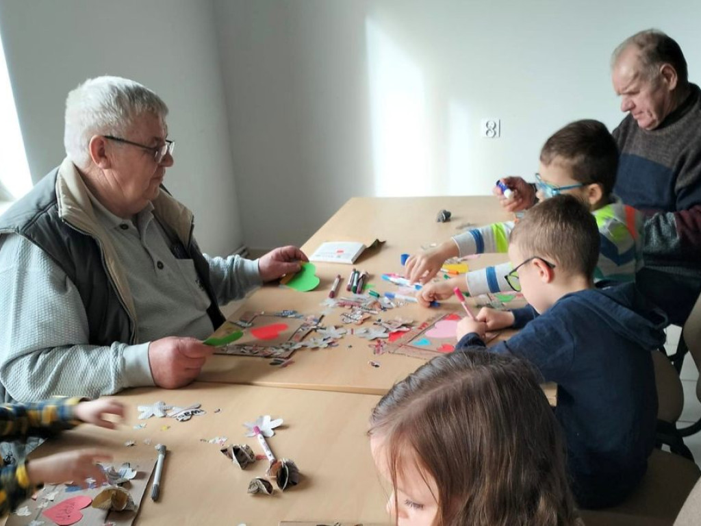 Walentynkowe okienka połączyły pokolenia! Seniorzy i przedszkolaki z Rzeczycy chwalą się wspólnymi dziełami!