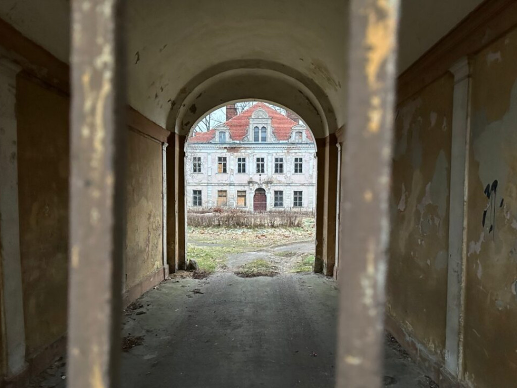 Pałac detektywa Rutkowskiego w Szczepowie nie wypiękniał. Co dalej? Kupca nie ma, są za to podatki do zapłacenia