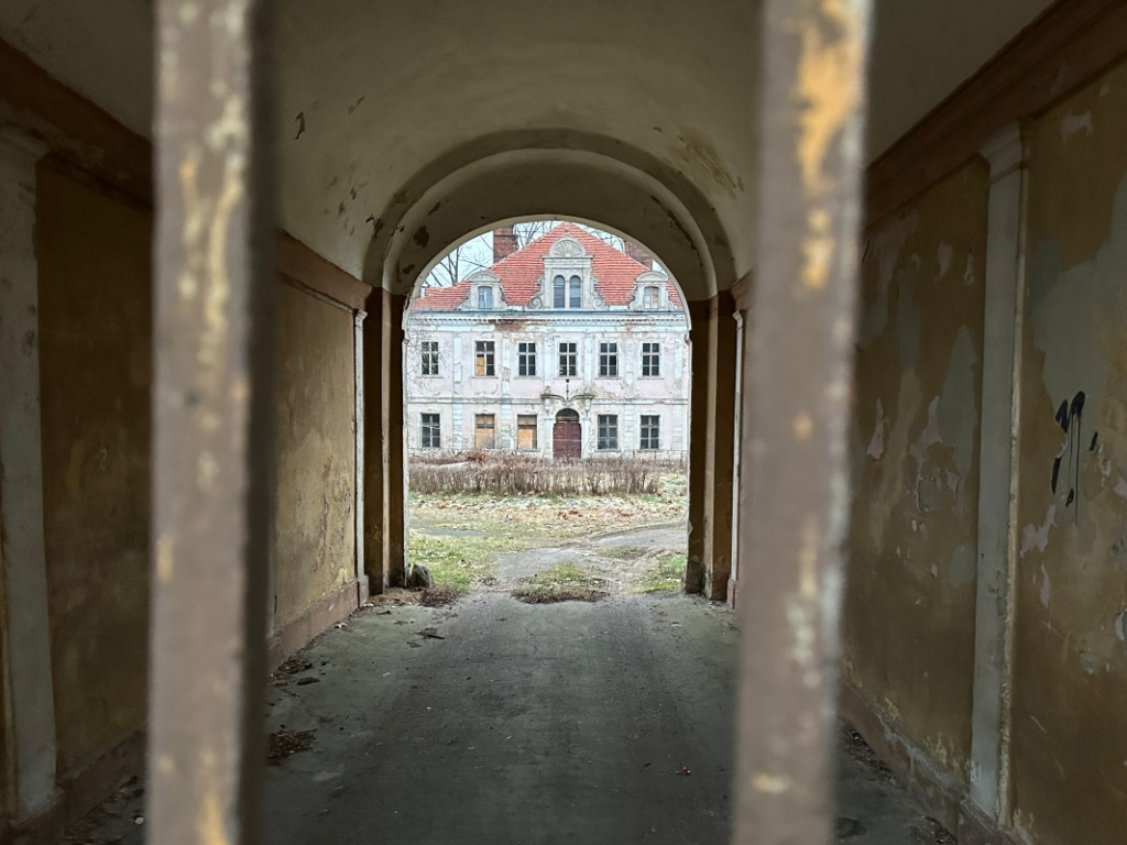 Pałac detektywa Rutkowskiego w Szczepowie nie wypiękniał. Co dalej? Kupca nie ma, są za to podatki do zapłacenia