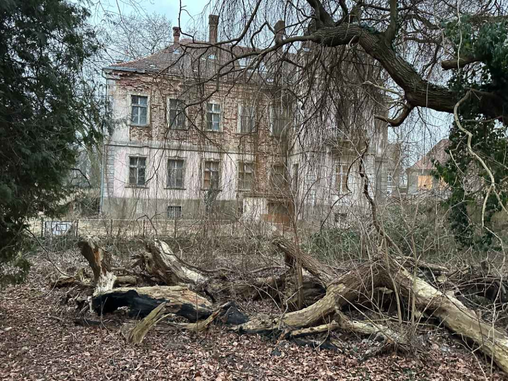 Pałac detektywa Rutkowskiego w Szczepowie nie wypiękniał. Co dalej? Kupca nie ma, są za to podatki do zapłacenia