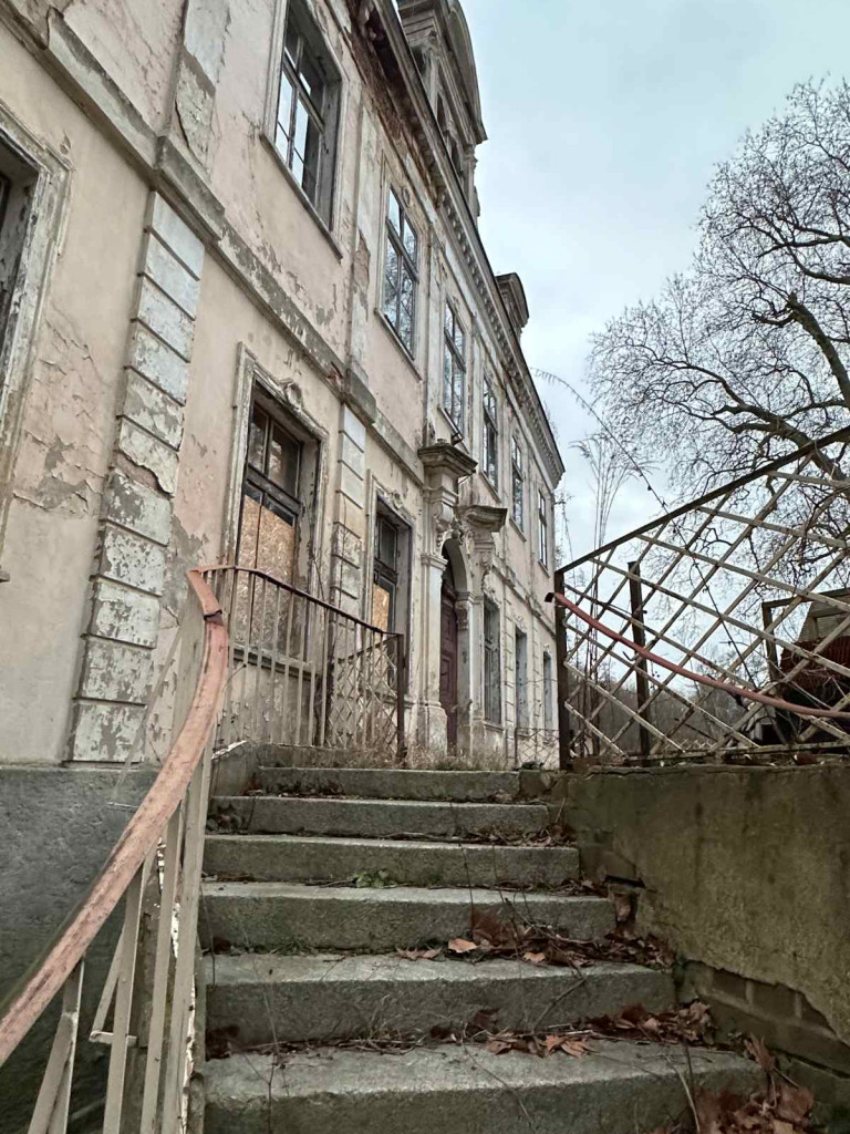 Pałac detektywa Rutkowskiego w Szczepowie nie wypiękniał. Co dalej? Kupca nie ma, są za to podatki do zapłacenia