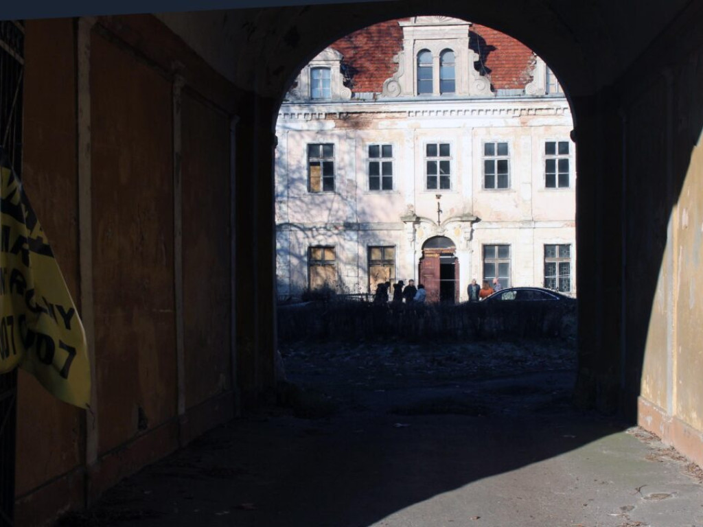 Rutkowski otworzył drzwi swojego pałacu... Zawalone stropy, wybrzuszone parkiety i wszechobecny grzyb