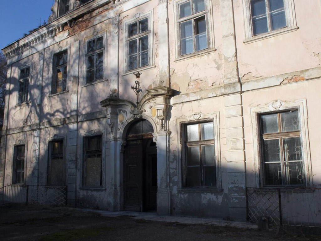 Rutkowski otworzył drzwi swojego pałacu... Zawalone stropy, wybrzuszone parkiety i wszechobecny grzyb