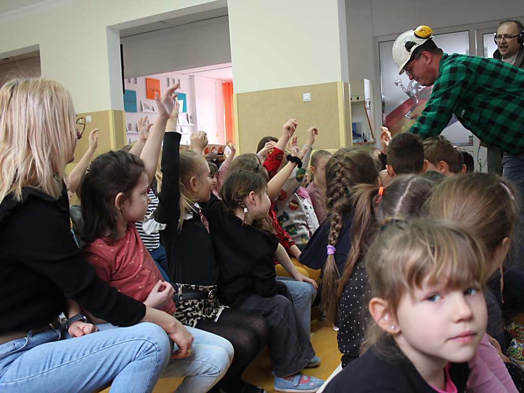 Dzieciaki - Miedziaki. Maluchy z Przedszkola Publicznego nr 20 w Głogowie spotkały się z hutnikami