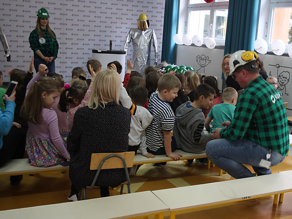 Dzieciaki - Miedziaki. Maluchy z Przedszkola Publicznego nr 20 w Głogowie spotkały się z hutnikami