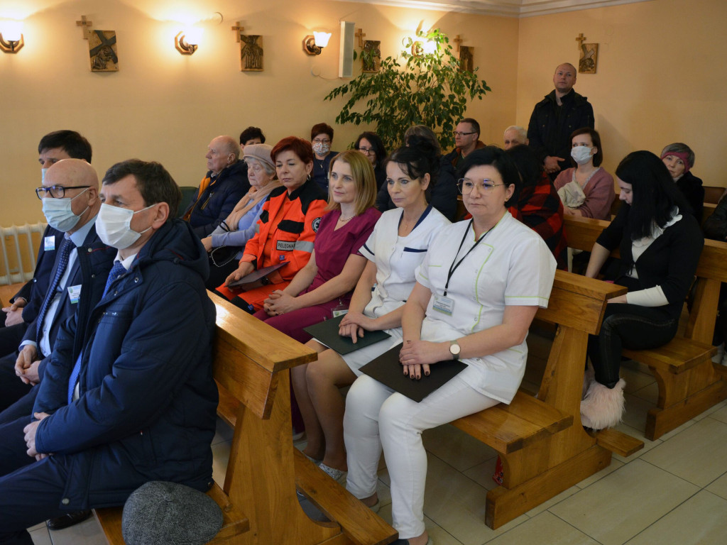 Msza św. za chorych i służbę zdrowia w kaplicy głogowskiego szpitala