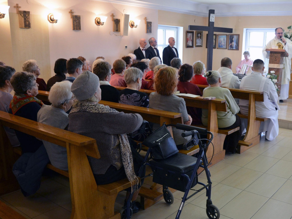 Msza św. za chorych i służbę zdrowia w kaplicy głogowskiego szpitala