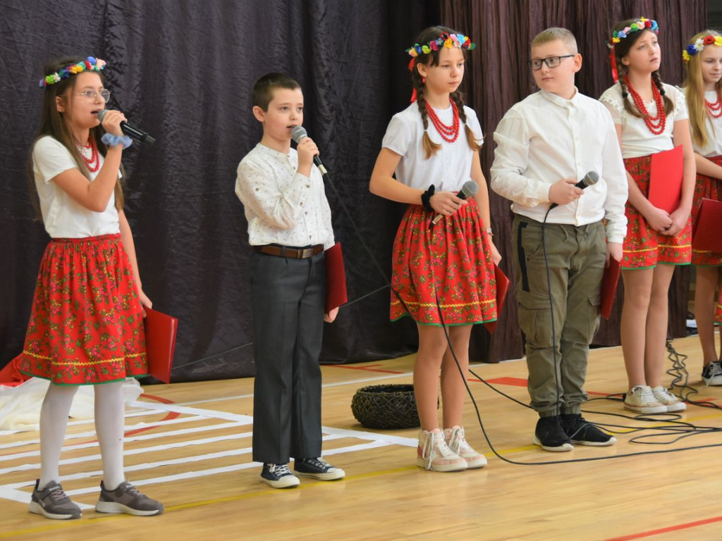 Uroczysty apel upamiętniający 83. rocznicę deportacji Polaków na Sybir w Kotli