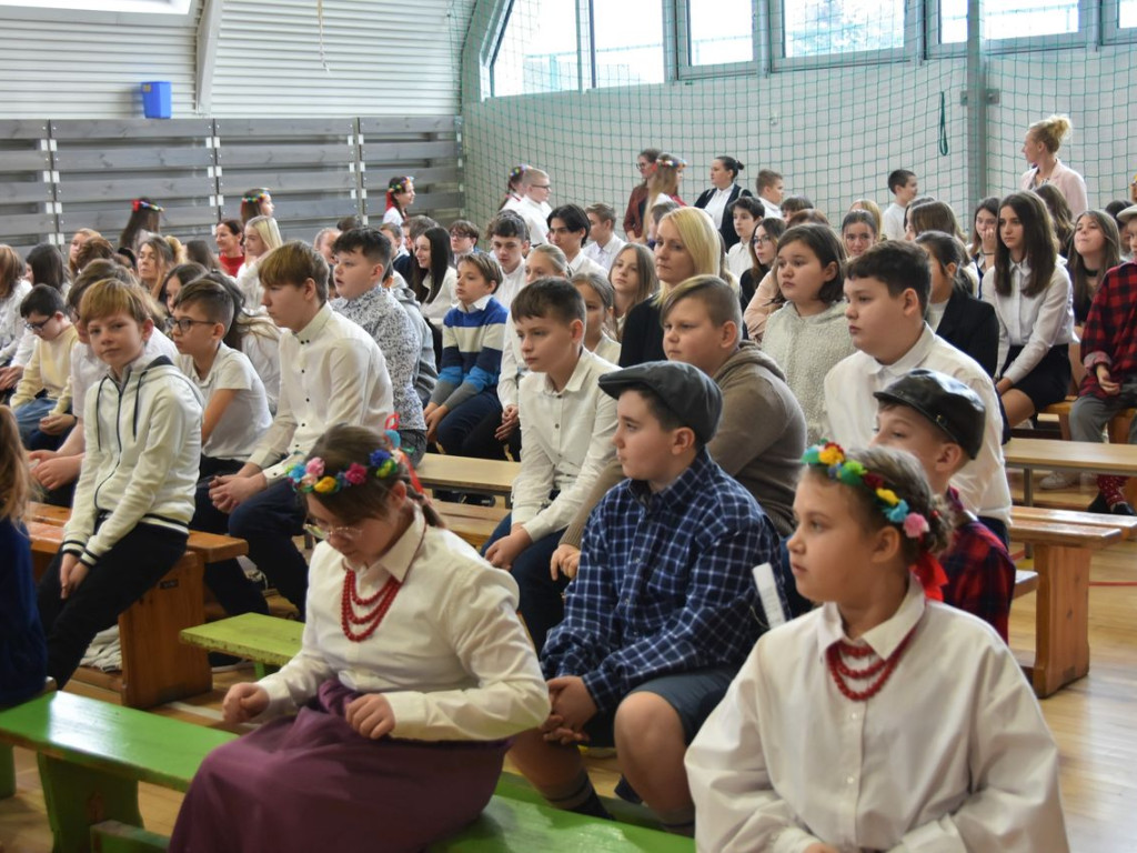 Uroczysty apel upamiętniający 83. rocznicę deportacji Polaków na Sybir w Kotli