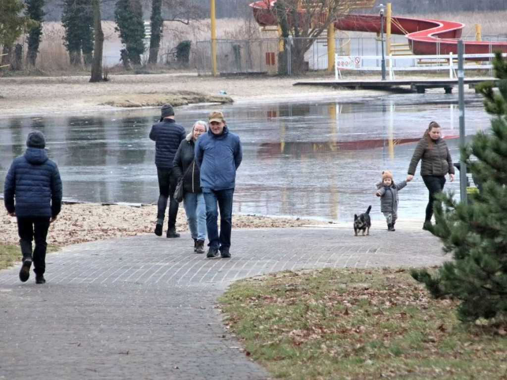 Zrobili przerębel i poszli się kąpać. Morsy twierdzą, że jest ciepło i cudownie