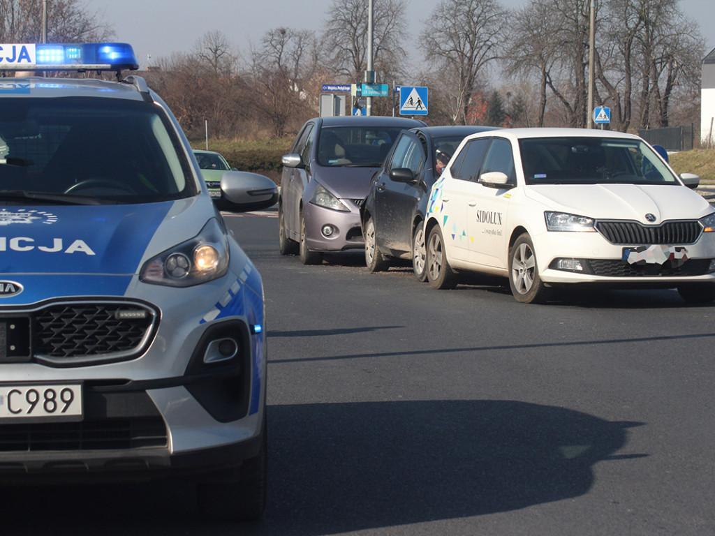 Kolizja trzech aut na zjeździe z ronda z Wojska Polskiego w Kościuszki w Głogowie