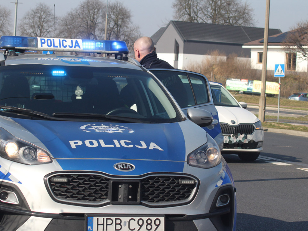 Kolizja trzech aut na zjeździe z ronda z Wojska Polskiego w Kościuszki w Głogowie
