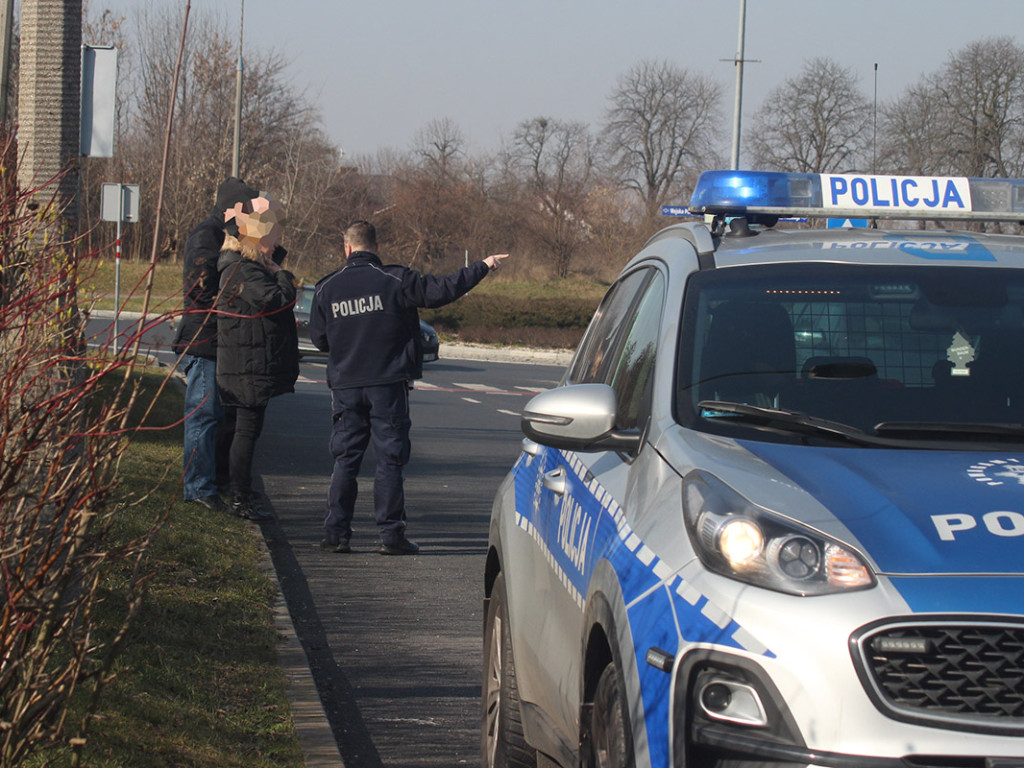 Kolizja trzech aut na zjeździe z ronda z Wojska Polskiego w Kościuszki w Głogowie