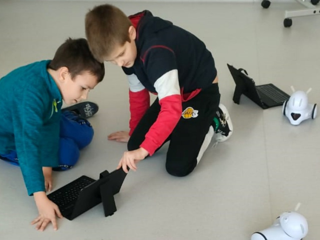 Uczniowie programują roboty i tworzą konstrukcje. Tak wyglądają 