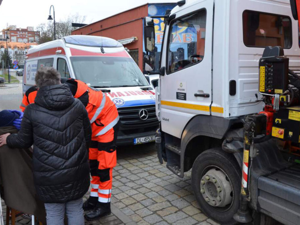 86-latka potrącona przez śmieciarkę! To mogło się skończyć tragicznie
