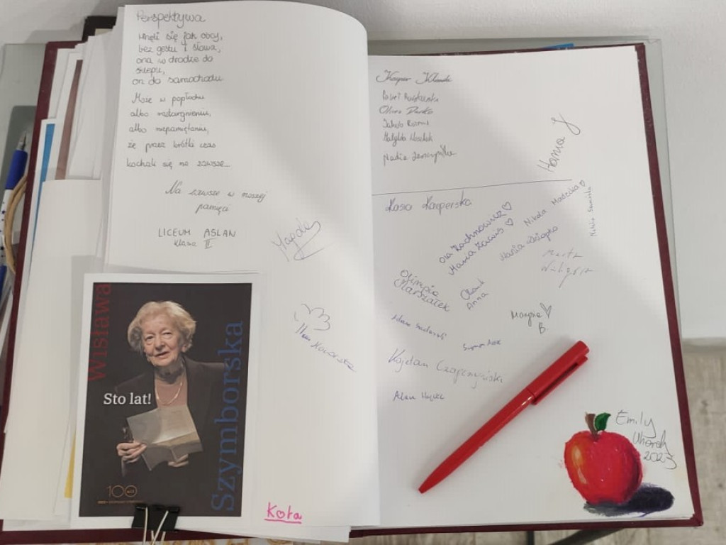 Bliżej życia i poezji Wisławy Szymborskiej. Uczniowie Aslana zwiedzili wystawę i stworzyli własne wiersze