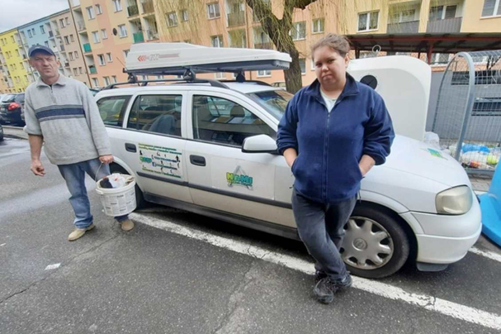 Załatwił się i rozsmarował swoje fekalia na klatce