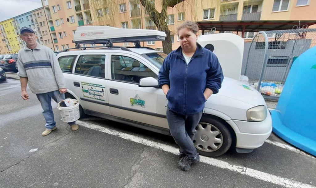 Załatwił się i rozsmarował swoje fekalia na klatce