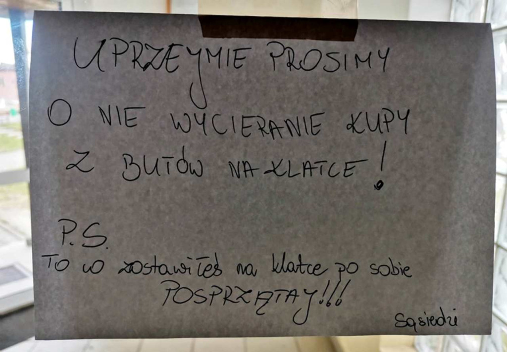 Załatwił się i rozsmarował swoje fekalia na klatce