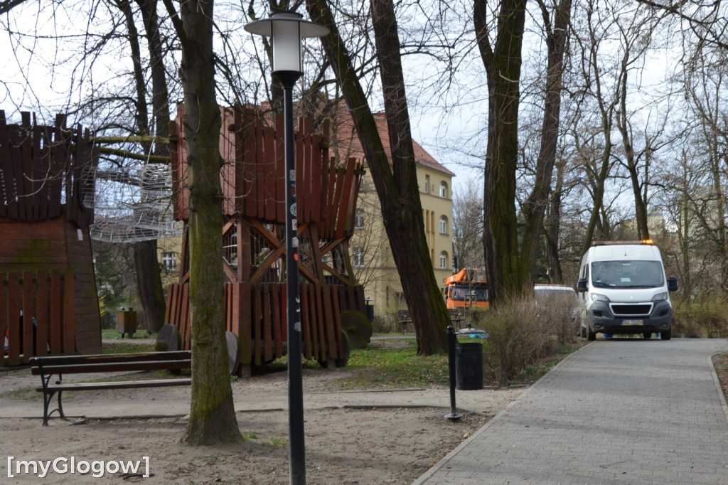 Sprzątanie na placu zabaw w Parku Słowiańskim