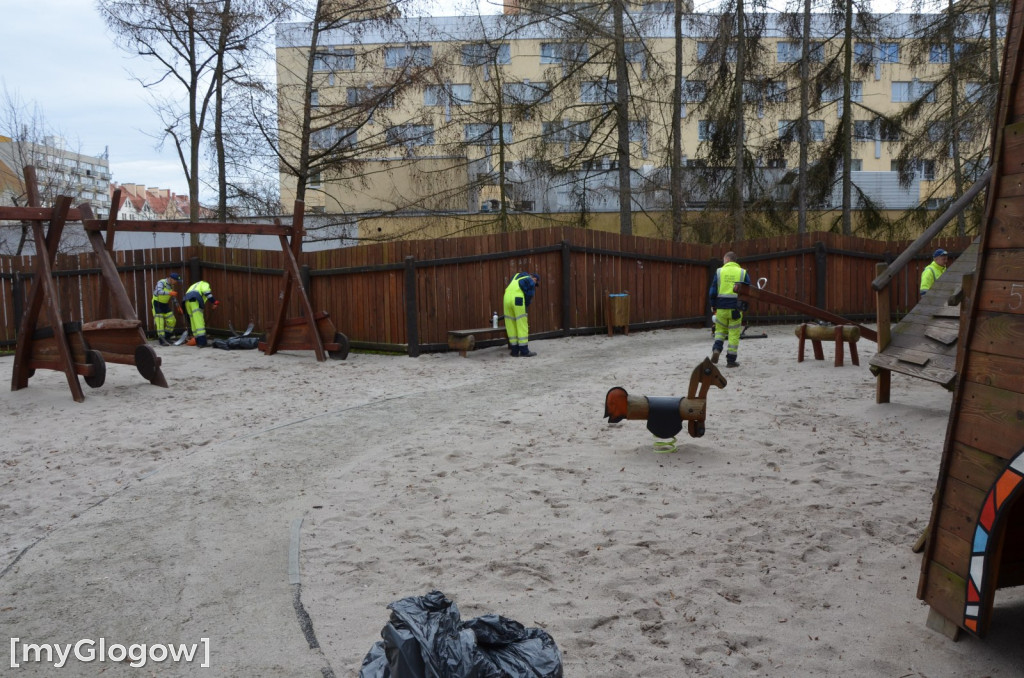 Sprzątanie na placu zabaw w Parku Słowiańskim