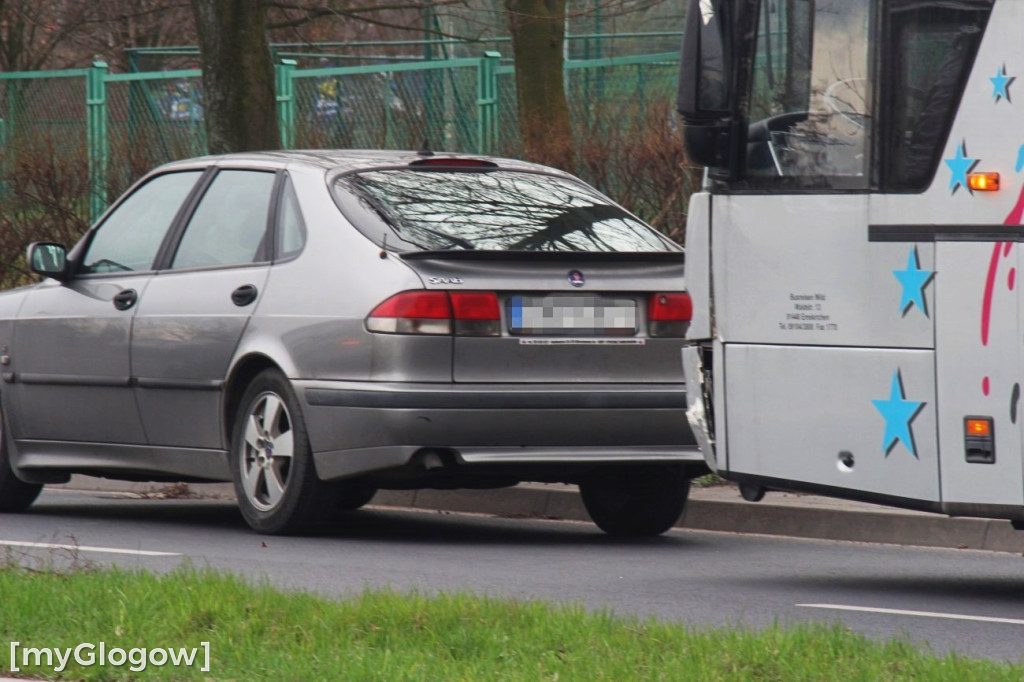 Autobus uderzył w audi