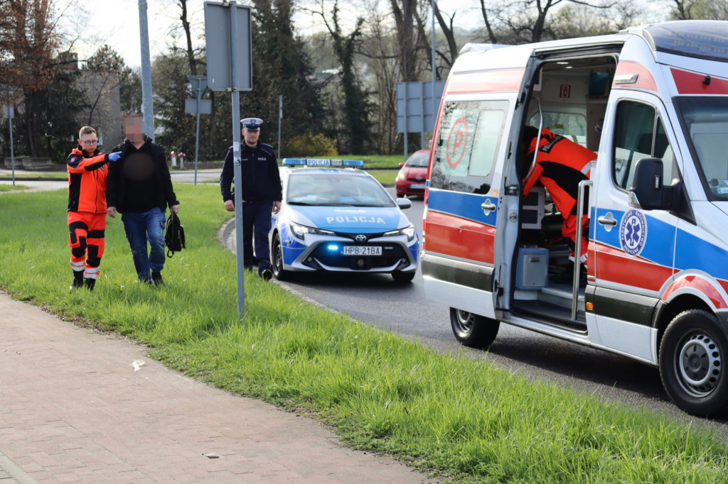 Chciał się zabić, więc skoczył na szybę samochodu