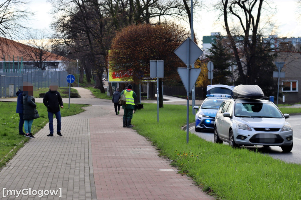 Chciał się zabić, więc skoczył na szybę samochodu