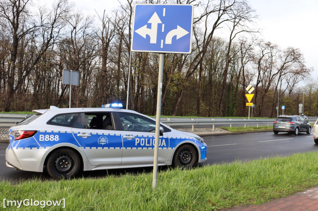 Chciał się zabić, więc skoczył na szybę samochodu