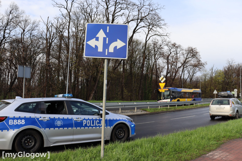 Chciał się zabić, więc skoczył na szybę samochodu