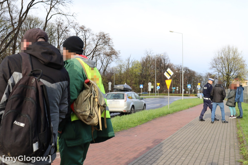 Chciał się zabić, więc skoczył na szybę samochodu
