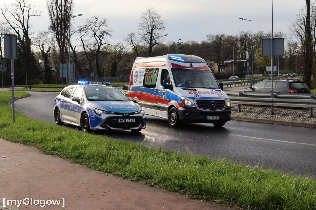 Chciał się zabić, więc skoczył na szybę samochodu